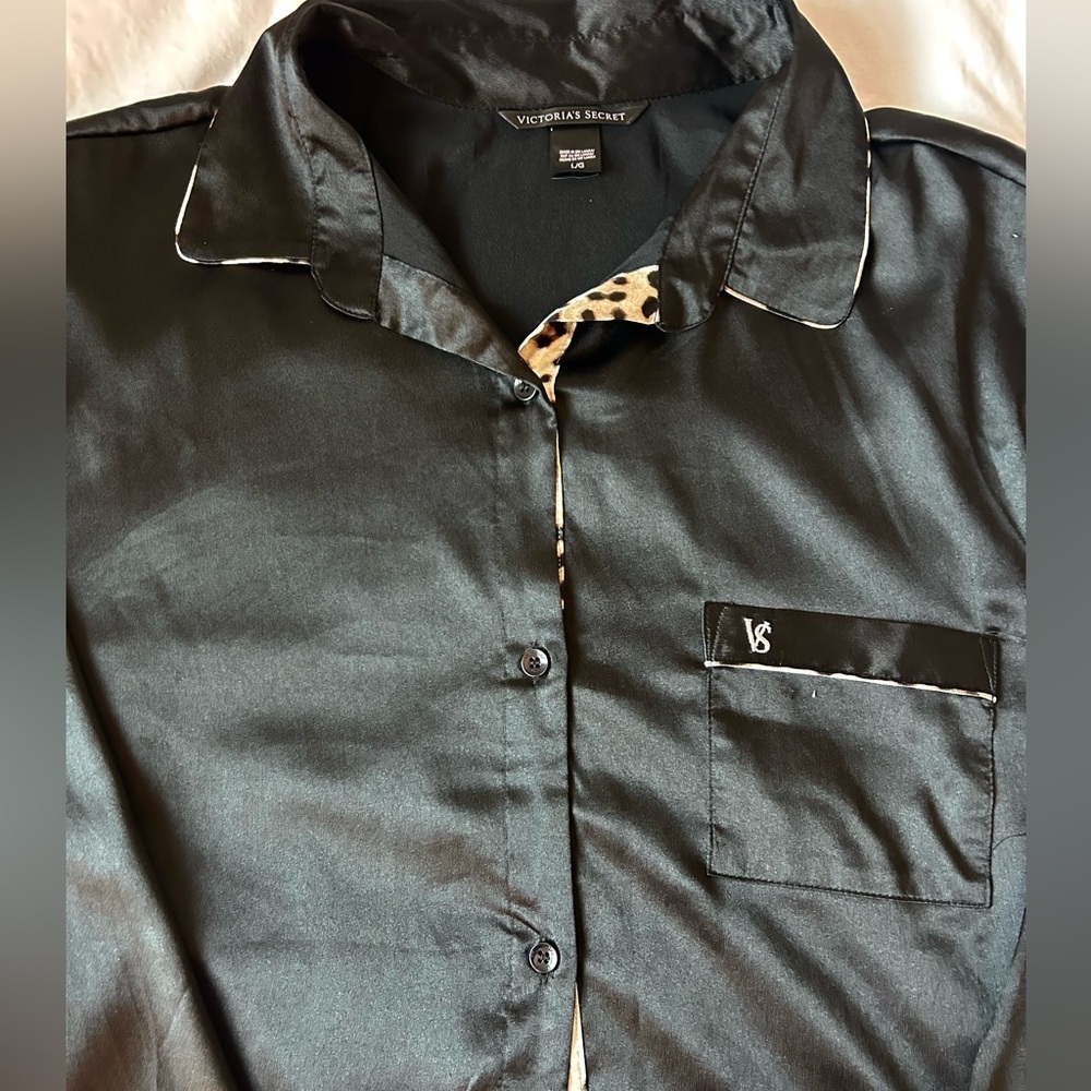 Victoria secret button up long sleeve night shirt 
With cheetah print lining - Picture 2 of 8